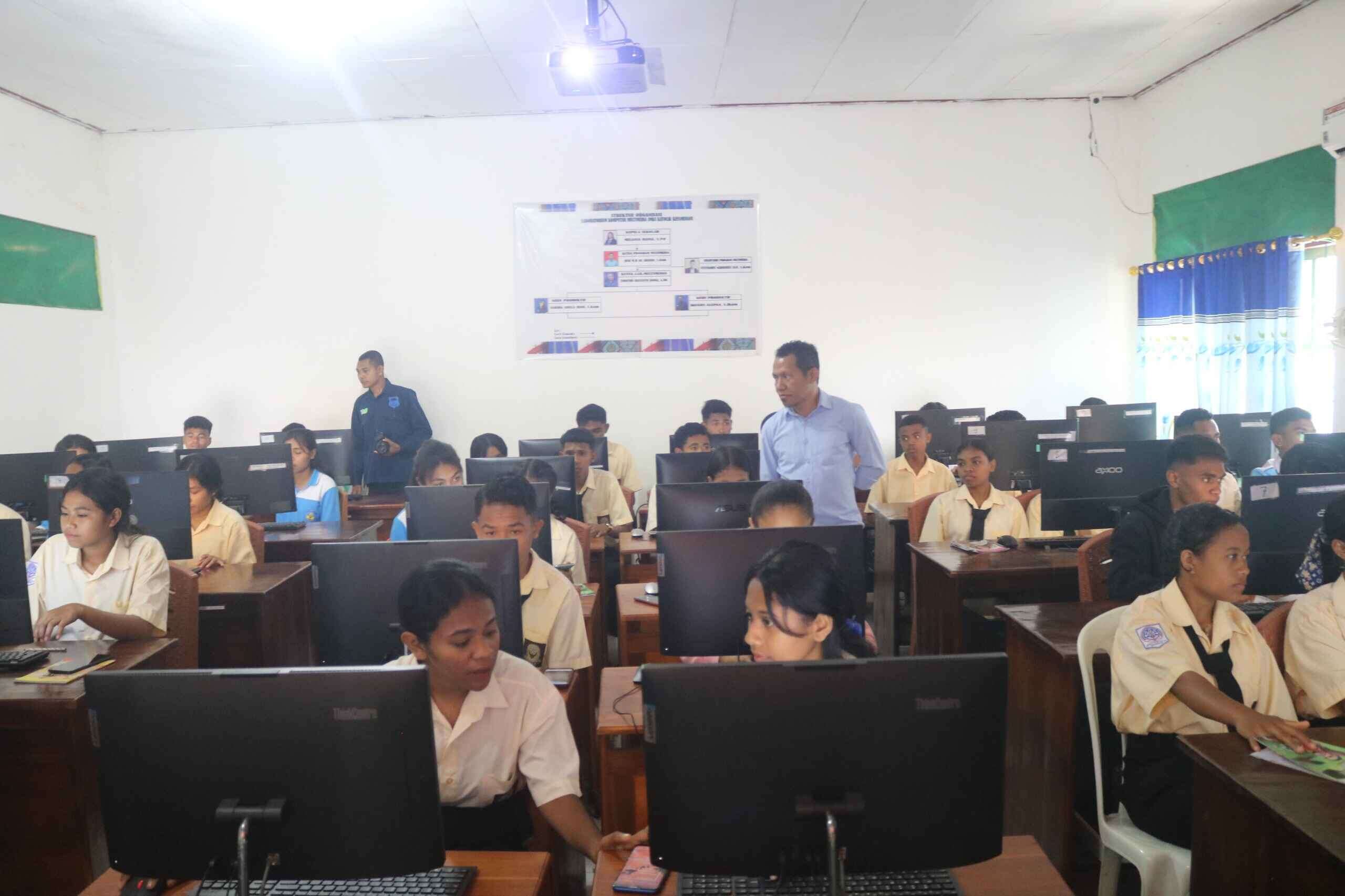 Uyelindo Mengabdi " Literasi TIK" pada SMKS Katolik Kefamenanu